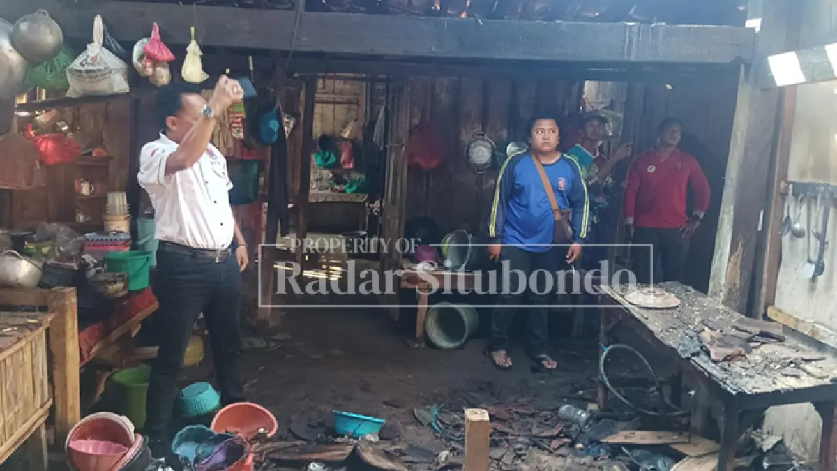 BERANTAKAN: Anggota BPBD Situbondo meninjau dapur terbakar milik Suhadin, 75, warga Dusun Semanggi, Desa Klampokan, Kecamatan Panji, Rabu (24/6). (HUMAIDI/JPRS)
