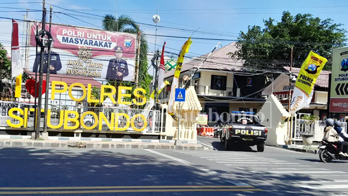 JAM KERJA: Mobil anggota memasuki halaman Mapolres, Rabu (24/6). (HUMAIDI/JPRS)
