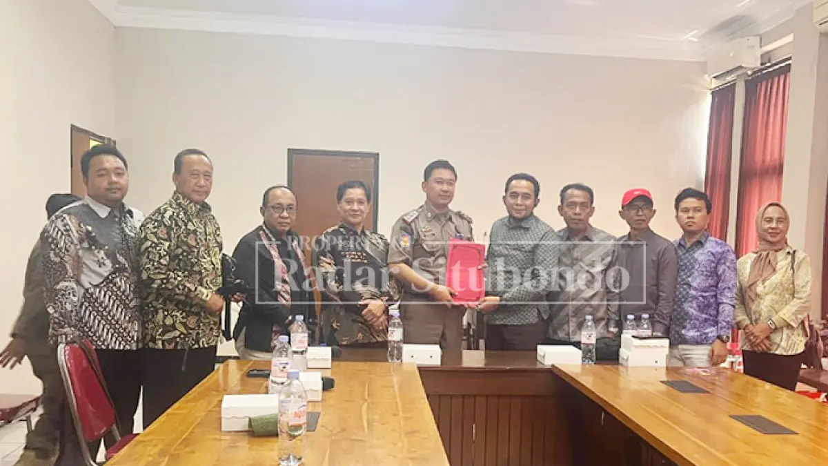 FOTO BERSAMA: Komisi I dan Komisi IV DPRD Situbondo melakukan kunjungan kerja studi banding ke Surabaya dan Mojokerto sejak Senin (22/6). Kegiatan tersebut bertujuan mematangkan pembahasan Rancangan Peraturan Daerah (Raperda) sekaligus mempelajari regulasi yang dinilai dapat diterapkan di Kabupaten Situbondo. (DPRD untuk JPRS)