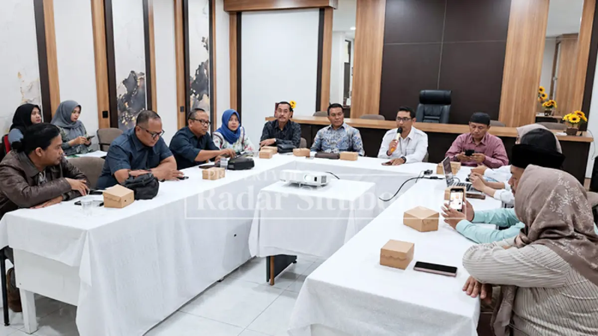 STUDI BANDING: Komisi I dan Komisi IV DPRD Situbondo mengikuti rapat kunjungan kerja di Surabaya, Rabu (24/6). (DPRD untuk JPRS). 
