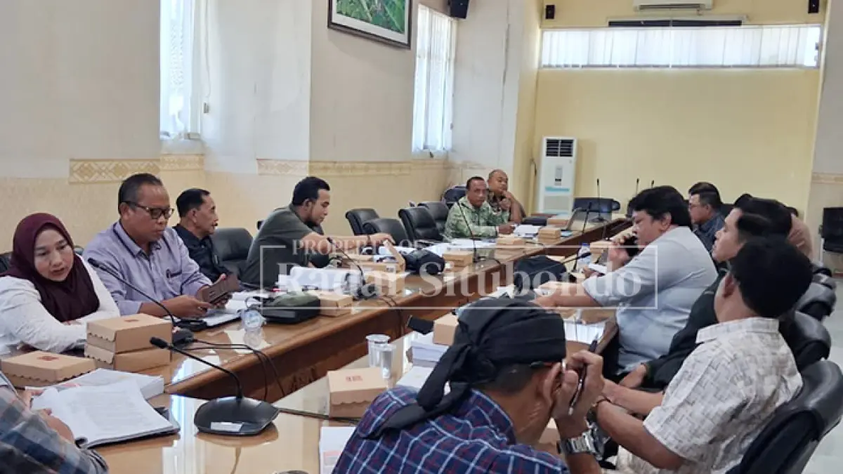 MINTA PERTANGGUNGJAWABAN: Pansus Laporan LHP BPK DPRD Situbondo menggelar rapat bersama Inspektorat dan Penjabat (Pj) Sekretaris Daerah (Sekda) Situbondo membahas tindak lanjut temuan BPK, Kamis (25/6). (Ahmad Rifa