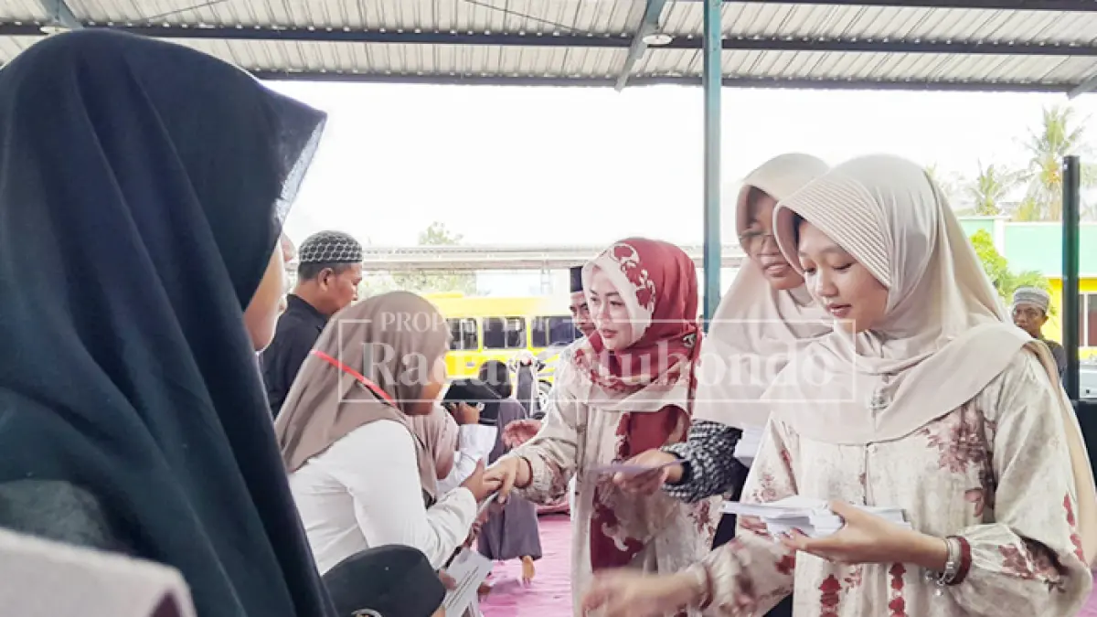 MOMEN BAHAGIA: Hj. Ardi Kusumawati didampingi putra putrinya membagikan santunan pada anak yatim piatu, di kantor CV Lintang Timur, Desa Awar-awar, Kecamatan Asembagus, Kamis (25/6)
