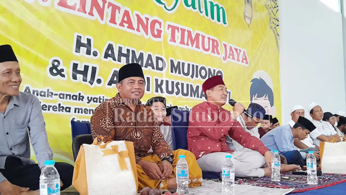 MOMEN SURO: H. Ahmad Mujiono memberi sambutan pada acara santunan anak yatim di Aula Kantor CV Lintang Timur Jaya, Kamis (25/6). (HUMAIDI/JPRS)
