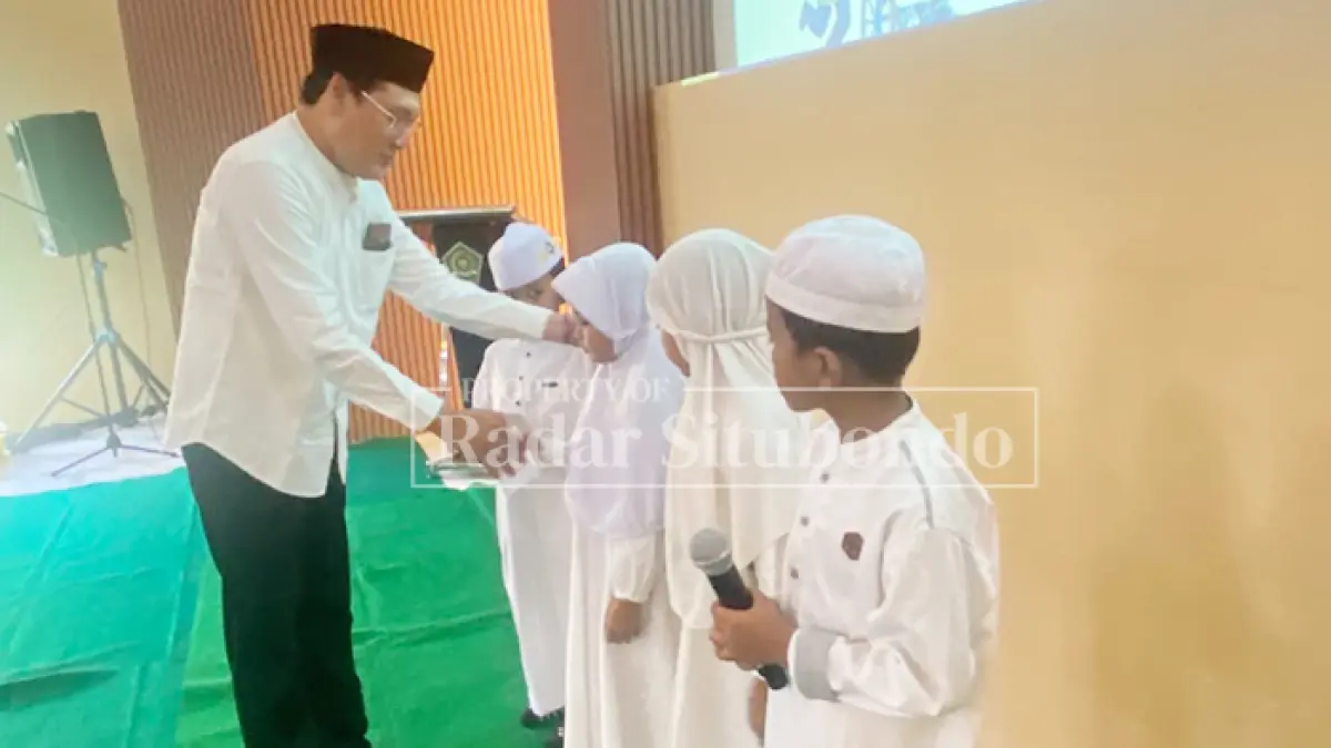 PERHATIAN: Pelaksana Harian (Plh) Kepala Kantor Kementerian Agama (Kemenag) Situbondo, Adi Ariyanto menyerahkan santunan kepada anak yatim dan penyandang disabilitas di Aula Kantor Kemenag Situbondo, Kamis (25/6). (Ahmad Rifa