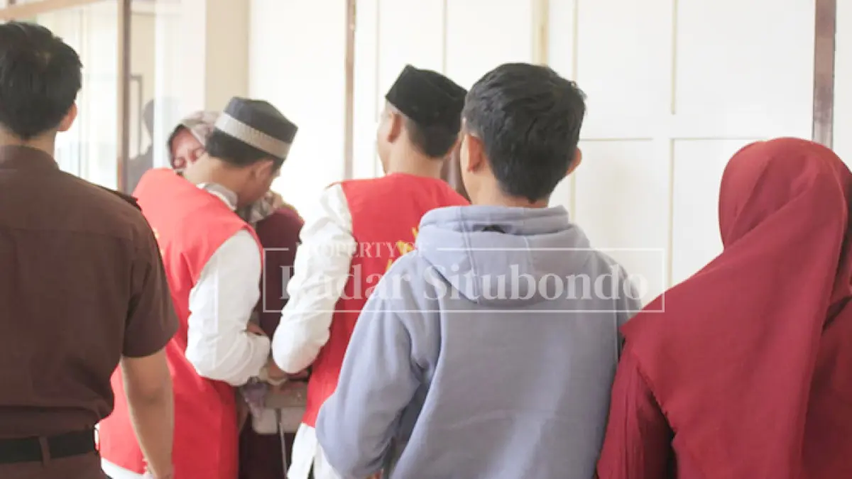 Pengadilan Negeri (PN) Situbondo menjatuhkan vonis satu tahun penjara kepada dua sopir terpidana penimbun BBM solar subsidi, Agus Efendi ,39, dan Ahmad Roni, 28, Kamis, (25/6).  Vonis tersebut jauh lebih ringan dari tuntutan Jaksa Penuntut Umum 3 tahun 6 bulan. (HUMAIDI/JPRS)