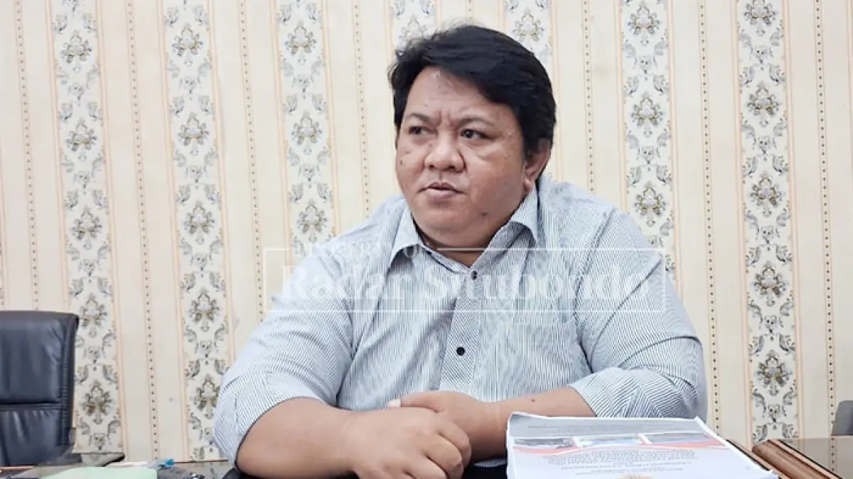 BERI SOLUSI: Arifin, Sekretaris Komisi III sekaligus anggota Pansus LHP BOJ memberikan keterangan kepada wartawan di ruang Komisi III DPRD Situbondo usai rapat bersama Pemerintah Daerah, Kamis (25/6). (Ahmad Rifa