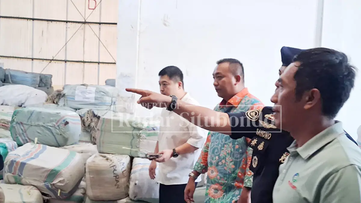 RESPON KELUHAN NELAYAN: Kementerian Kelautan dan Perikanan (KKP) RI didamping Bupati Situbondo Yusuf Rio Wahyu Prayogo meninjau PT Fuyuan, di Kecamatan Banyuglugur, Jumat (26/6). 
