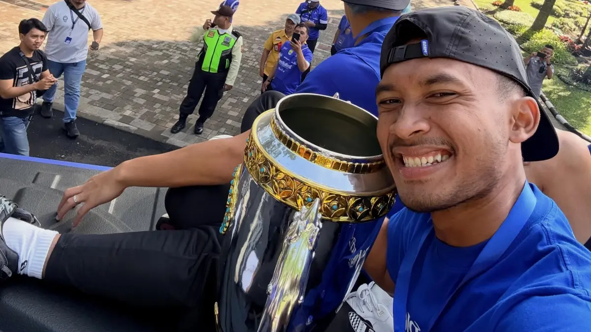 Robi Darwis saat merayakan Persib Bandung menjuarai Super League musim 2025/2026. (Instagram/robi_darwis24)