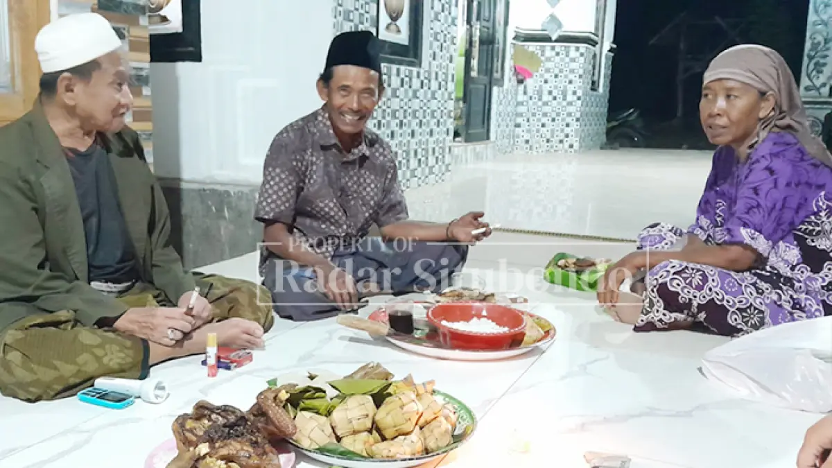SELAMATAN RUMAH: Warga Dusun Cangkring, Desa Curahtatal, Kecamatan Arajsa, berdoa bersama pada malam 10 Suro, Kamis malam (26/6). (HUMAIDI/JPRS)
