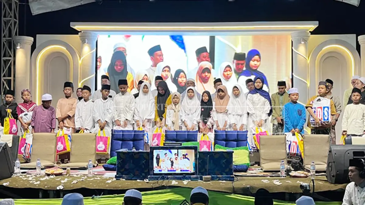 ABADIKAN MOMEN: Sejumlah anak yatim menerima santunan dari Toko Serba Ada (Toserba) Karunia Dharma Sentosa (KDS) Situbondo, Sabtu (27/6) malam. Ahmad Rifa