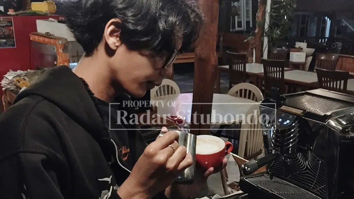 DEMI KELUARGA: Alif Maulana sedang meracik kopi saat bekerja sebagai barista di BR Cafe and Resto Situbondo, Minggu (28/6). Ahmad Rifa