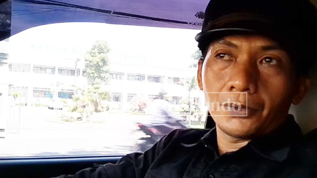 Heriyanto, SH. Kuasa hukum petambak tradisional, di Desa Peleyan, Kecamatan Panarukan. HUMAIDI/JPRS


