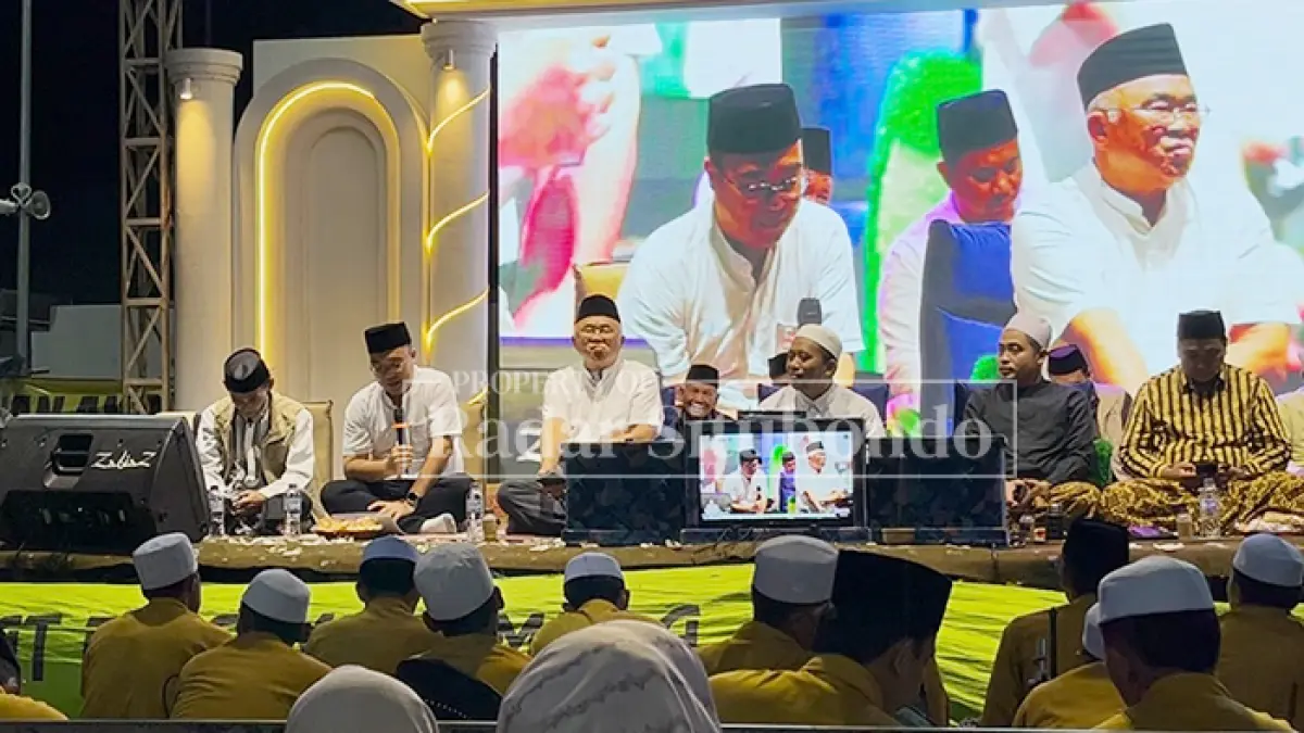 MENGHARAP BERKAH: Owner sekaligus Founder KDS, Frenky Sastro Wijoyo, bersama sejumlah kiai, tokoh agama, unsur Forkopimcam, dan ribuan jamaah dari berbagai daerah mengikuti sholawat bersama Majelis Sholawat Syabab di halaman KDS, Sabtu (27/6) malam.