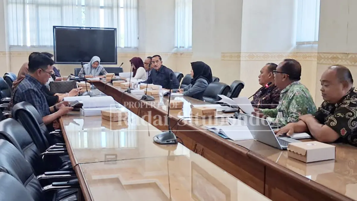 MINTA PERBAIKAN: Ketua Pansus LHP BPK DPRD Situbondo, Siti Maria Ulfa, menyampaikan hasil rapat bersama Pemkab Situbondo, Kamis (25/6). Ahmad Rifa