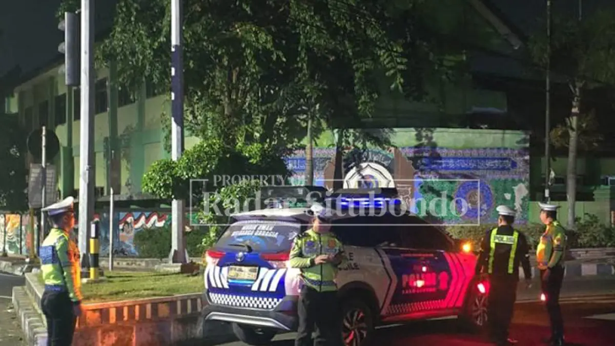 PATROLI RUTIN: Anggota Satlantas Polres Situbondo, melakukan penjagaan di Jalan Raya, Kelurahan Mimbaan, Kecamatan Panji, Sabtu malam (287/6). HUMAIDI/JPRS

