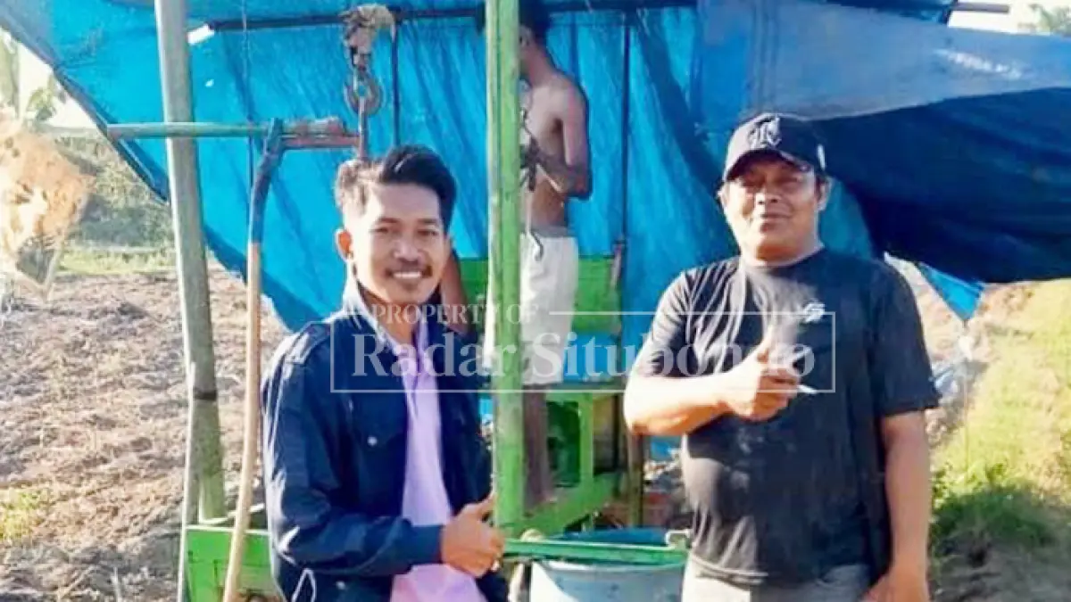 TEBAR MANFAAT: Antok Budiyanto, (kiri) foto bersama dengan Tolak Eni sebagai investor lokal, di lokasi pengeboran, Dusun Bengko Alas, Desa Sopet, Kecamatan Jangkar, Minggu (28/6). HUMAIDI/JPRS


