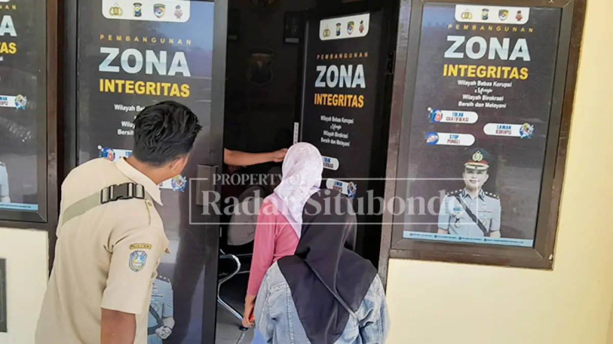 CARI KEADILAN: Nur warga Desa Gelung, Kecamatan Panarukan, didampingi keluarga dan perangkat desa melapor ke kantor Polsek Panarukan, Senin (29/6). HUMAIDI/JPRS

