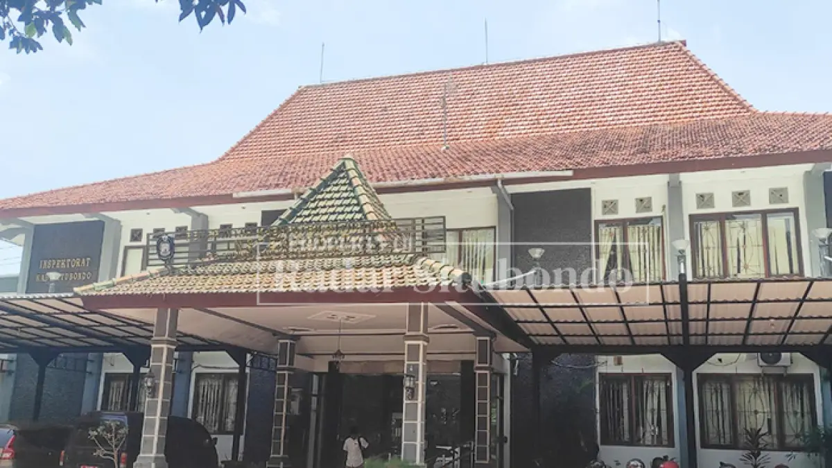 LAPORAN: Seorang warga menunggu di Kantor Inspektorat Situbondo untuk berkoordinasi dengan petugas, belum lama ini. Ahmad Rifa