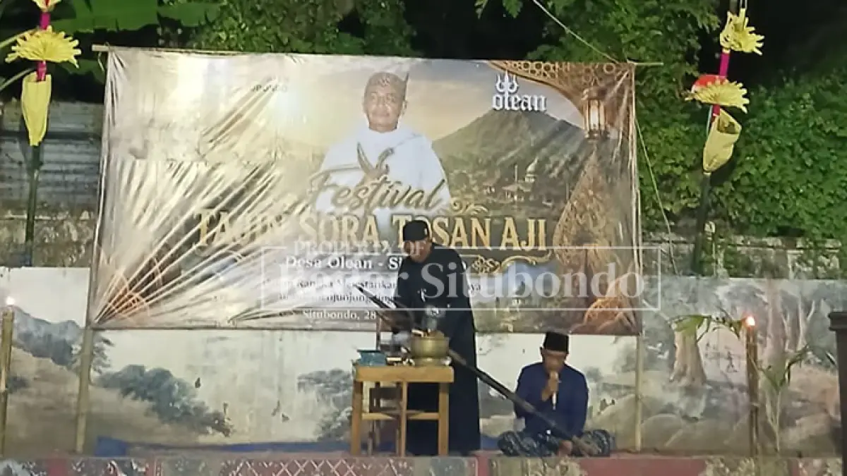 MOMEN SAKRAL: warga dan undangan mengikuti ritual doa sebelum menyantap Tajhin Sora dan prosesi pemandian pusaka berupa keris serta trisula di Desa Olean, Kecamatan Situbondo, Minggu (28/6) malam. Ahmad Rifa