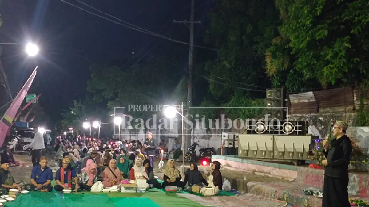 MOMEN SAKRAL: warga dan undangan mengikuti ritual doa sebelum menyantap Tajhin Sora dan prosesi pemandian pusaka berupa keris serta trisula di Desa Olean, Kecamatan Situbondo, Minggu (28/6) malam. Ahmad Rifa