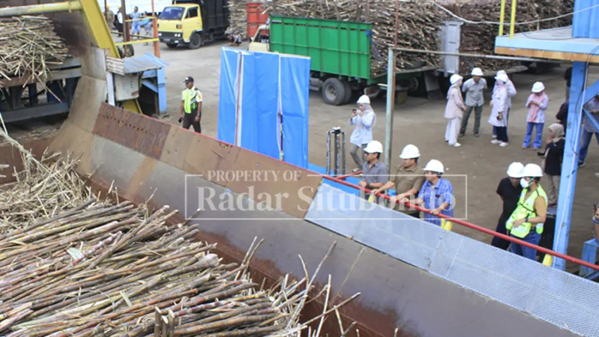 MUSIM GILING: Karyawan PG Asembagus meninjau proses penggilingan tebu, Senin (29/6). HUMAIDI/JPRS

