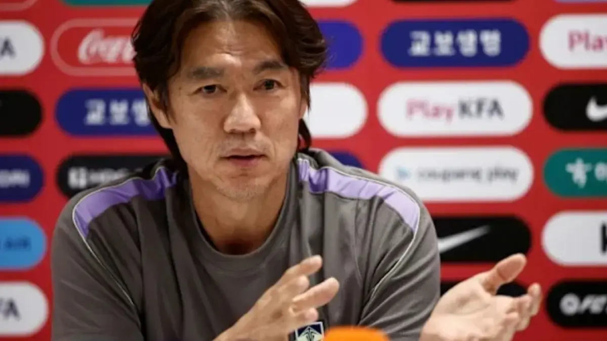 Pelatih timnas Korea Selatan, Hong Myung-bo. (radarsurabaya)