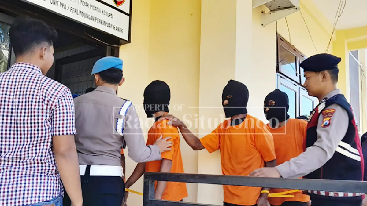 DIKELER: Sembilan tersangka pencurian digiring ke ruang sel tahanan Mapolres Situbondo, Selasa (30/6). (HUMAIDI/JPRS)
