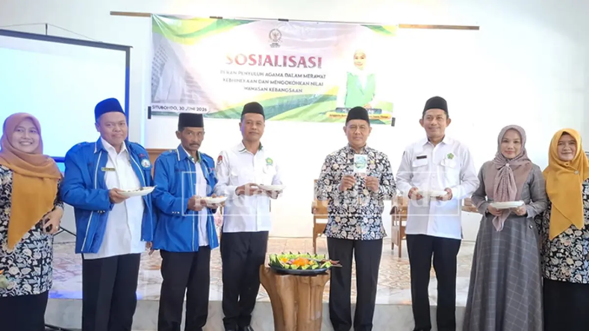 KEBERSAMAAN: Di sela-sela acara sosialiasi ‘Merawat Kebhinekaan Dan Mengokohkan Nilai Wawasan Kebangsaan’ Selasa (30/06) juga dilakukan pemotongan tumpeng HUT IPARI ke-3.