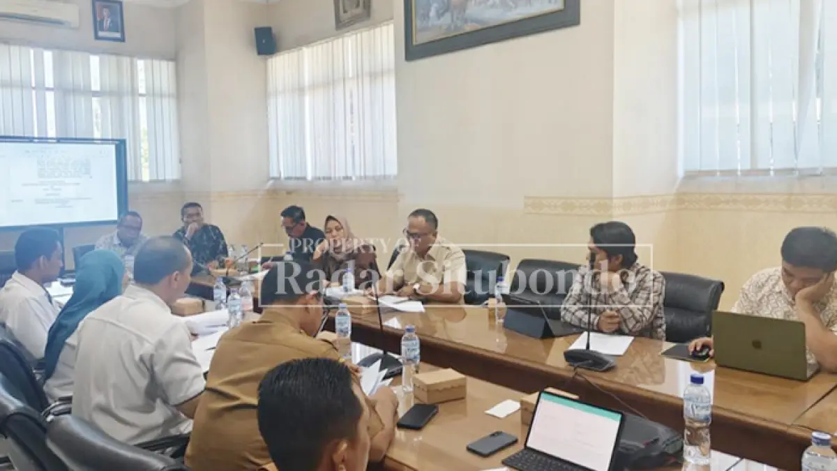 PEMBAHASAN RAPERDA: Komisi IV DPRD Situbondo membahas Raperda inisiatif tentang perlindungan BPJS Ketenagakerjaan bagi pekerja rentan bersama OPD terkait di Kantor DPRD Situbondo, Senin (29/6). (Ahmad Rifa