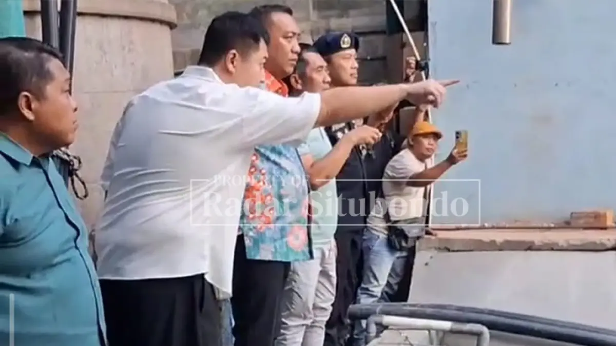 LAPORAN HARIAN:  PT Fuyuan Biology Technology memperlihatkan saluran pembuangan limbah ke laut kepada Direktur Pengawasan Sumber Daya Perikanan Direktorat Jenderal Pengawasan Sumber Daya Kelautan dan Perikanan (KKP) bersama Bupati Situbondo saat melakukan peninjauan di lokasi perusahaan di Desa/Kecamatan Banyuglugur, Jumat (26/6) lalu. (Ahmad Rifa