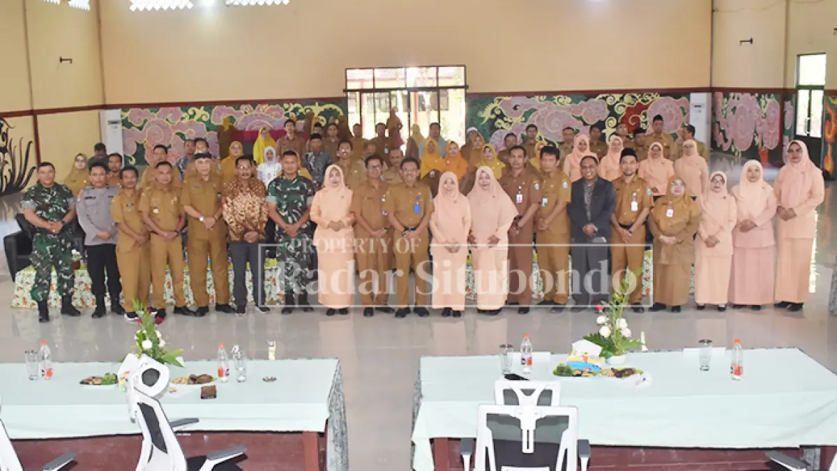 ABADIKAN MOMEN : Kacabdin Pendidikan Wilayah Bondowoso, Drs. Slamet Riyadi, M.Pd, Drs. Said Ripin Bukaryo, M.Si, (tengah) bersama para dewan guru dan forkopimcan berpose bersama usai sertijab