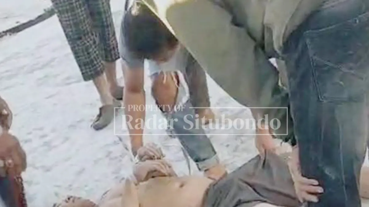 DIGEREBEK: RD, 40, warga Desa Pokaan, Kecamatan Kapongan, dibekuk anggota satrskoba provinsi Riau, Selasa lalu (30/6). (HUMAIDI/JPRS)
