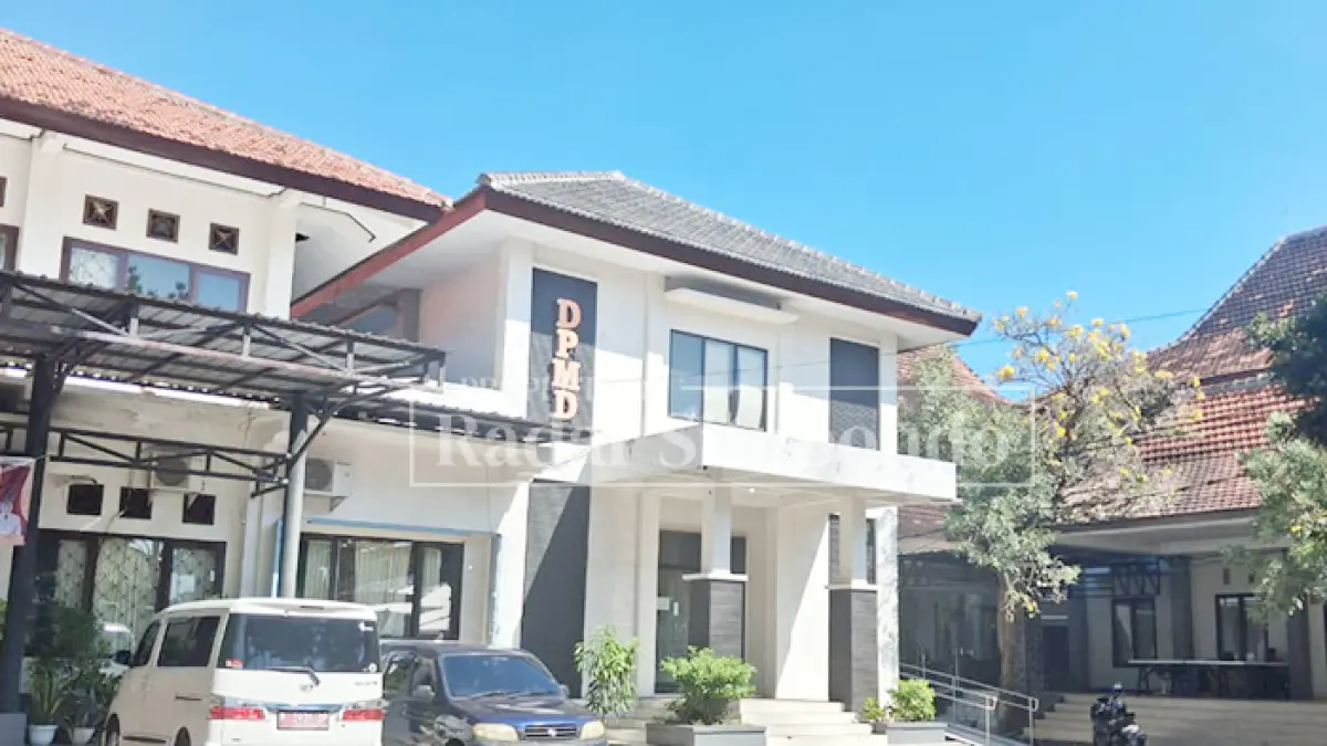 GEDUNG BERTINGKAT: Kantor DPMD Situbondo di Jalan PB Sudirman, Desa Patokan, Kecamatan Situbondo, belum lama ini. (Ahmad Rifa