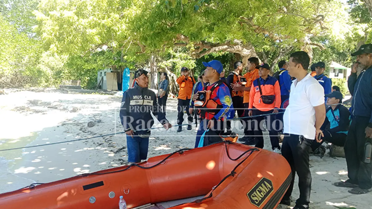 LAKA LAUT: Anggota BPBD Situbondo melakukan pencarian orang tenggelam di Pantai Bama, Desa Sumberwaru, Kecamatan Banyuputih, Rabu (1/6). (HUMAIDI/JPRS)
