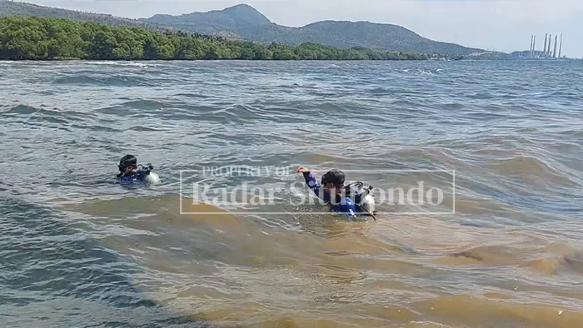 LIMBAH COKLAT: Tim selam Satuan Polisi Air dan Udara (Satpolairud) Polres Situbondo memastikan pembuangan limbah milik PT. Fuyuan di tengah laut, perairan Kecamatan Banyuglugur, belum lama ini. (HUMAIDI/JPRS)
