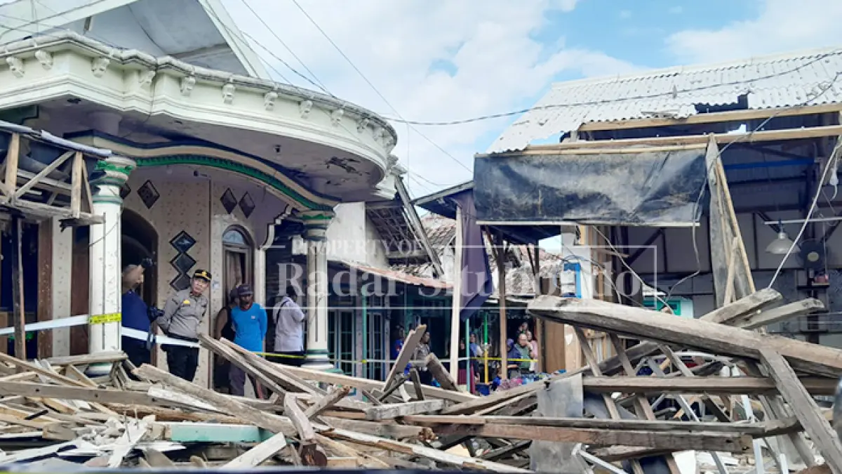 RUSAK BERAT: Anggota Polres Situbondo meninjau rumah roboh di Dusun Mimbo, Desa Sumberanyar, Kecamatan Banyuputih, Rabu (18/2). (HUMAIDI/JPRS)
