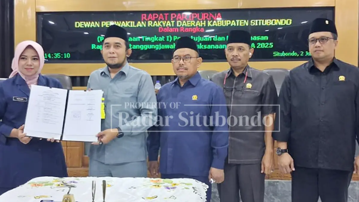 DISETUJUI: Ketua DPRD Situbondo, Mahbub Djunaidi (dua dari kiri), didampingi jajaran wakil ketua DPRD serta Wakil Bupati Situbondo, Ulfiyah (paling kiri), usai menandatangani persetujuan raperda dalam rapat paripurna, Kamis (2/7). (Ahmad Rifa