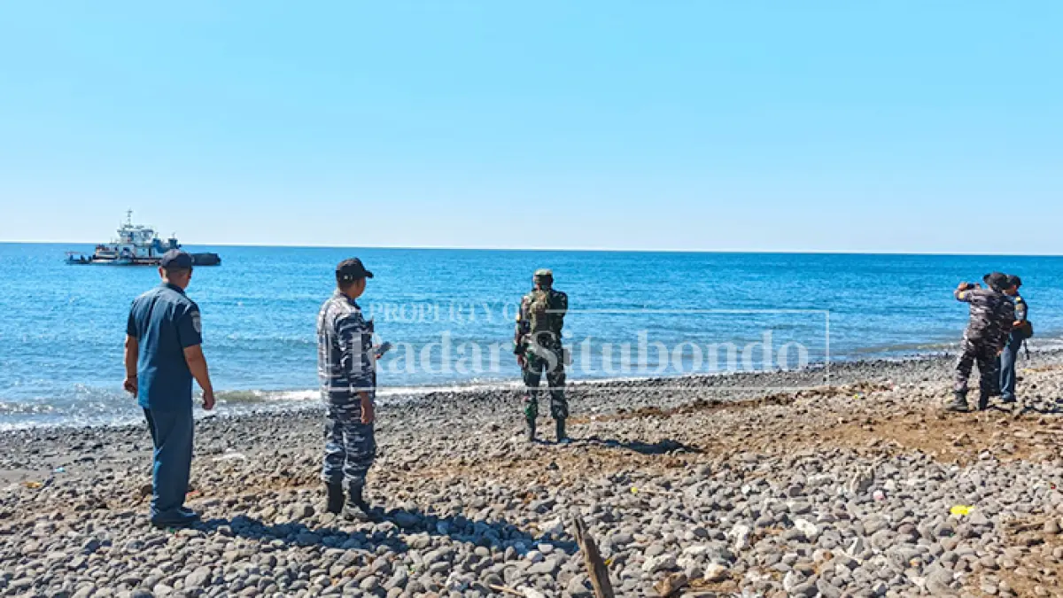 LAKA LAUT: Anggota KSOP Panarukan, meninjau Tug Boat BMB 89 penarik kapal tongkang, di bibir Pantai Dusun Merak, Desa Sumberwaru, Kecamatan Banyuputih, Rabu (1/7). (HUMAIDI/JPRS)
