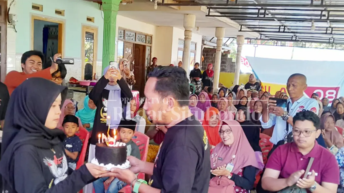 MOMEN BAHAGIA: Ketua LSM Perkasa, Moh. Sadek meniup lilin di hadapan ratusan lansia, di Desa Gebangan, Kecamatan Kapongan, Kamis (2/6). (HUMAIDI/JPRS)
