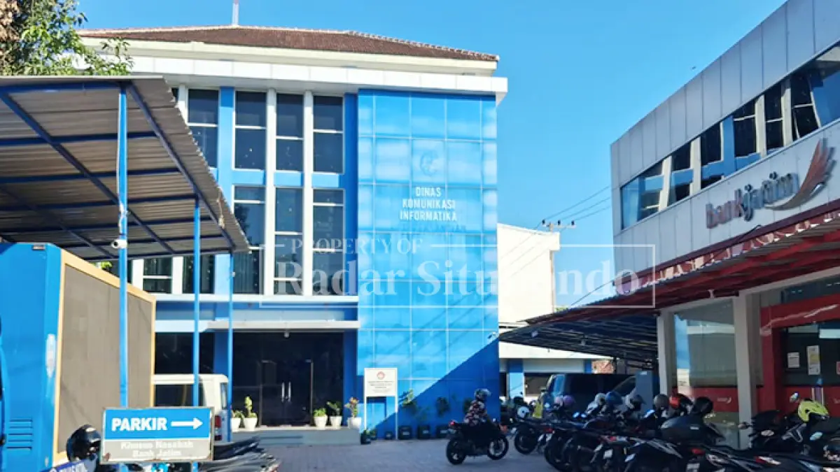 PARKIR SEPEDA: Seorang warga memarkir sepeda di area Kantor Dinas Komunikasi dan Informatika (Diskominfo) Situbondo di Jalan PB Sudirman, Kelurahan Patokan, Kecamatan Situbondo, Kamis (2/7). (Ahmad Rifa