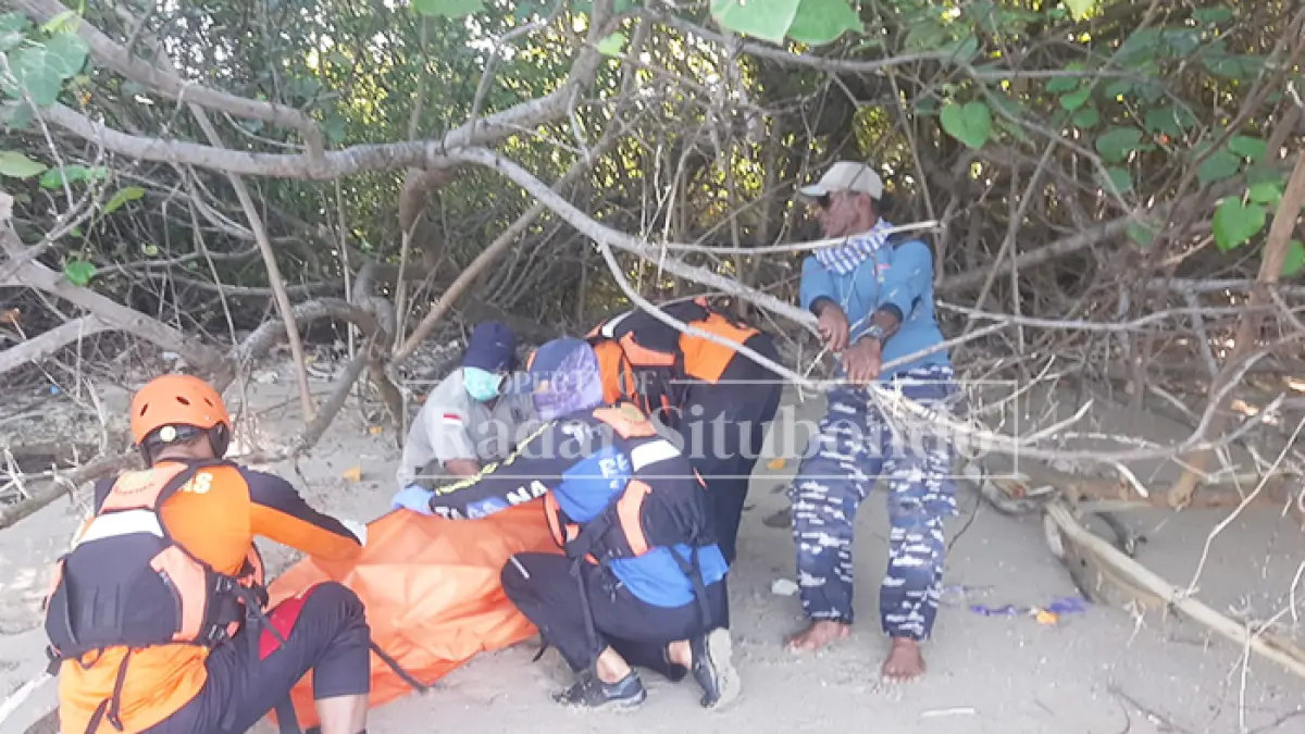 PENEMUAN MAYAT: Anggota BPBD Situbondo mengevakuasi jenazah Maman Wahyudi, 30, warga Watu Ulo, Desa Bakungan, Kecamatan Glagah, Banyuwangi, di pinggir pantai Bama, Kawasan TN Baluran, Desa Sumberwaru, Banyuputih, Kamis (2/6). (HUMAIDI/JPRS)
