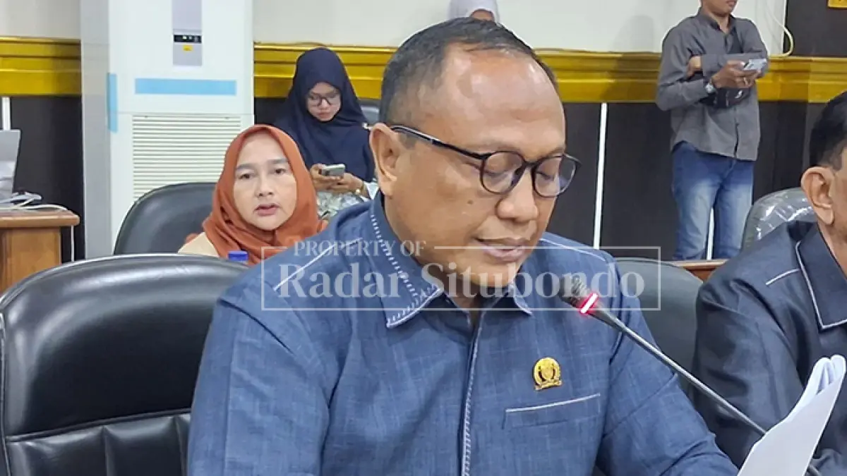 BANYAK YANG KELIRU: Juru Bicara Fraksi Partai Golkar DPRD Situbondo, H. Rachmad, menyampaikan pandangan umum fraksinya dalam rapat paripurna DPRD Situbondo, Kamis (2/7). (Ahmad Rifa