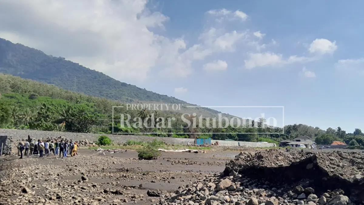 BIKIN RESAH: Anggota DPRD meninjau lokasi pembangunan hotel bintang empat di kawasan Pesisir, Dusun Pecaron, Desa Klatakan, Kecamatan Kendit, bulan lalu (15/6). (HUMAIDI/JPRS)
