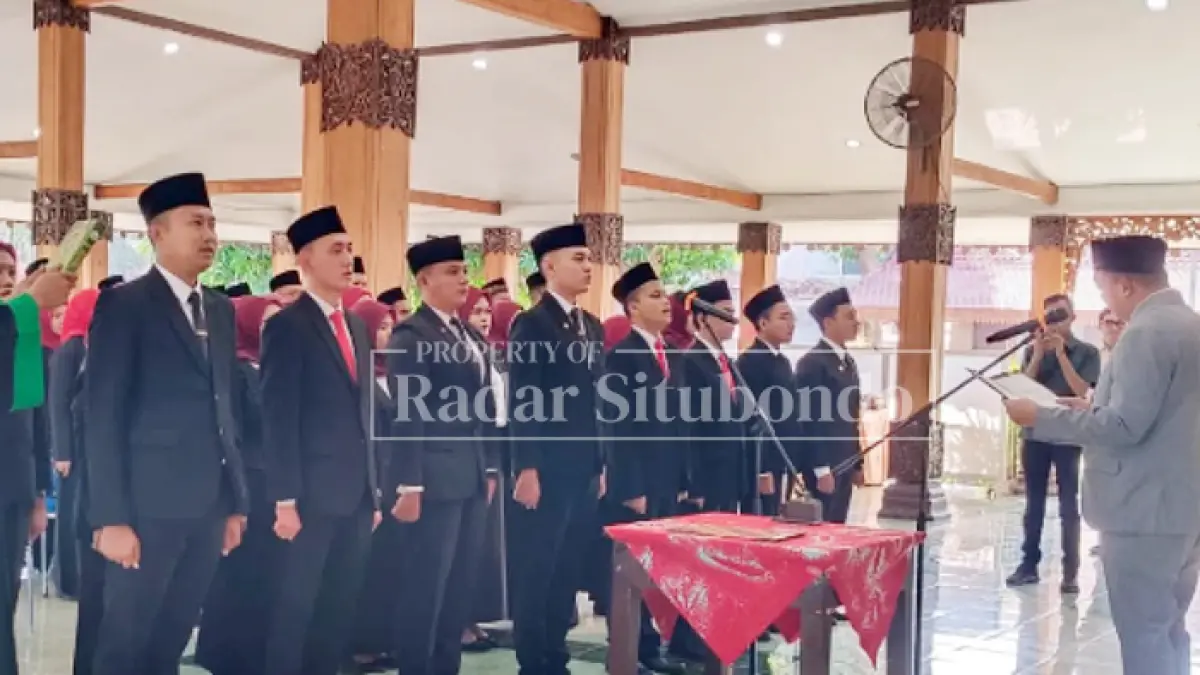 JANJI JABATAN: Sejumlah kepala sekolah dan ASN mengucapkan sumpah  mengemban amanah saat prosesi pengambilan sumpah di Pendapa Rakyat Situbondo, Jumat (3/7). (Ahmad Rifa