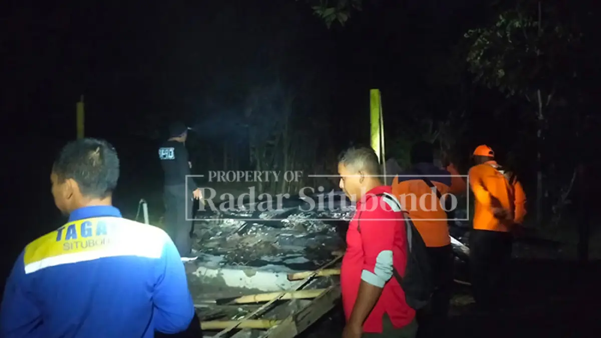 RATA DENGAN TANAH: Anggota BPBD meninjau lokasi kebakaran rumah milik Hadi Prayitno, 57, warga Desa Paowan, Kecamatan Panarukan, Jumat dini hari (3/7). (HUMAIDI/)
