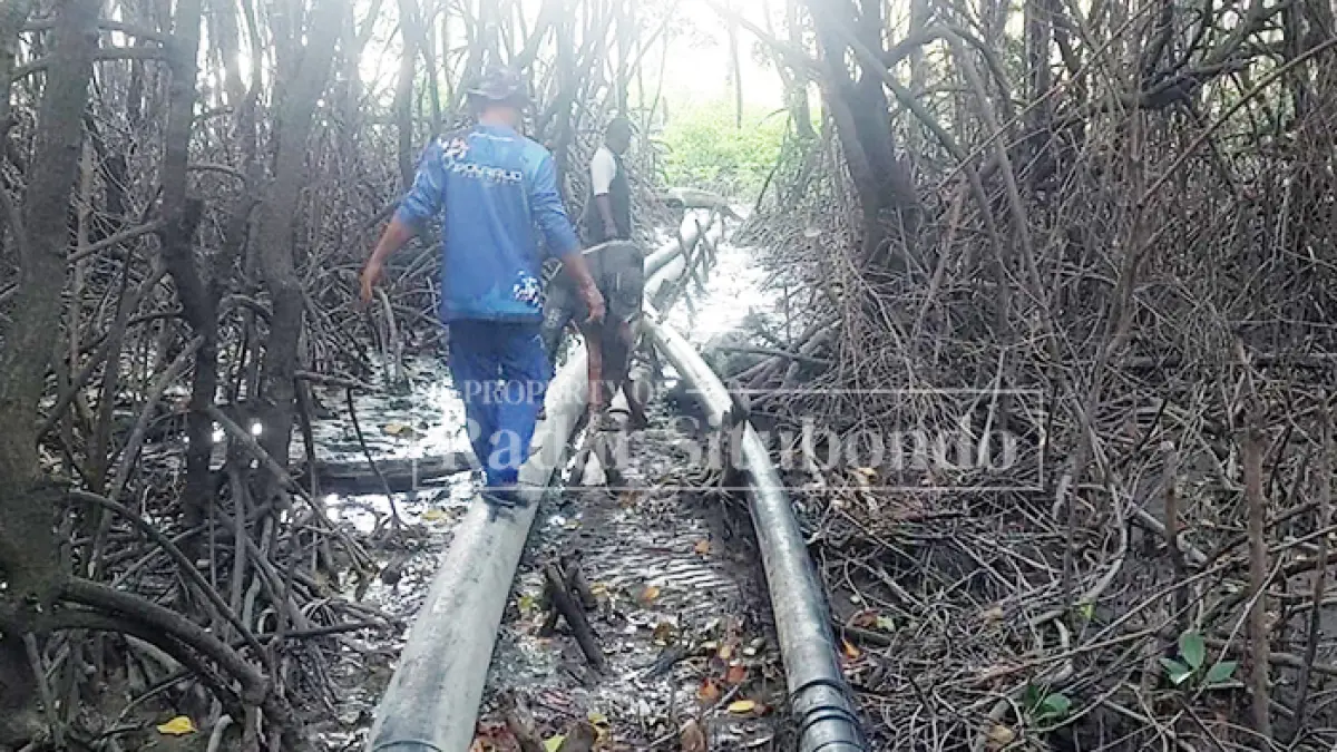 PIPA LIMBAH: Anggota Satpolair Polres Situbondo dan warga menelusuri pipa milik PT Fuyuan Biologi Technology di Kecamatan Banyuglugur, belum lama ini. (HUMAIDI/JPRS)

