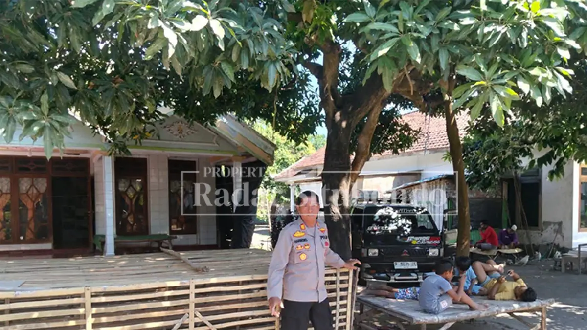 RUMAH KORBAN: Kapolsek Panarukan AKP Harsono saat mendatangi lokasi guna menindaklanjuti laporan dugaan perkara asusila di Desa Gelung, Kecamatan Panarukan, Sabtu lalu (4/7). (HUMAIDI/JPRS)
