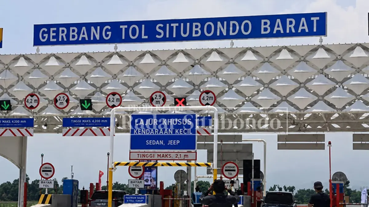 SEGERA BEROPERASI: Sejumlah petugas mengatur arus lalu lintas di depan Gerbang Tol Probolinggo–Situbondo–Banyuwangi (Prosiwangi), beberapa waktu lalu. (Ahmad Rifa