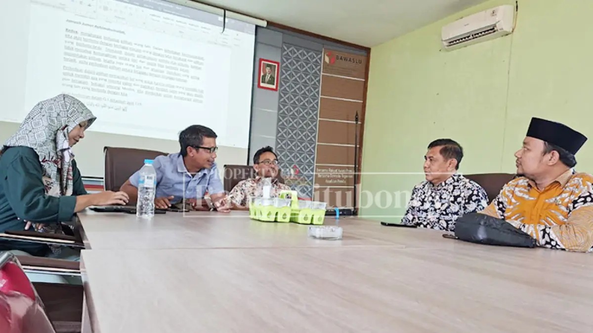 SERIUS: Komisioner Bawaslu Situbondo membahas materi Khotbah Demokrasi Pemilu bersama Kementerian Agama dan IPARI Situbondo, Minggu (5/7). (Ahmad Rifa