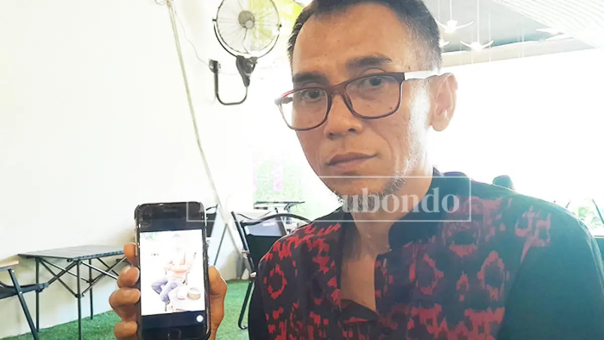 TUNJUKKAN BUKTI: Jeki, salah satu anggota BPBD Situbondo, saat menunjukkan dokumen pendukung terkait laporan dugaan penipuan investasi di salah satu kafe di Kabupaten Situbondo, Minggu (5/7). (HUMAIDI/JPRS)